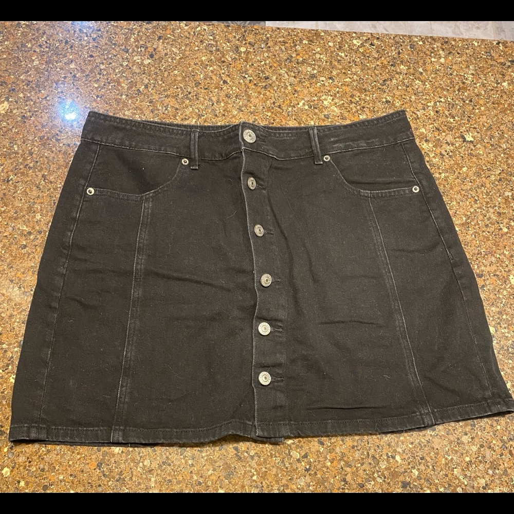 american eagle black jean skirt with buttons and pockets